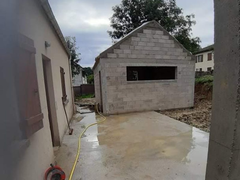 Extension maçonnée en cours de construction