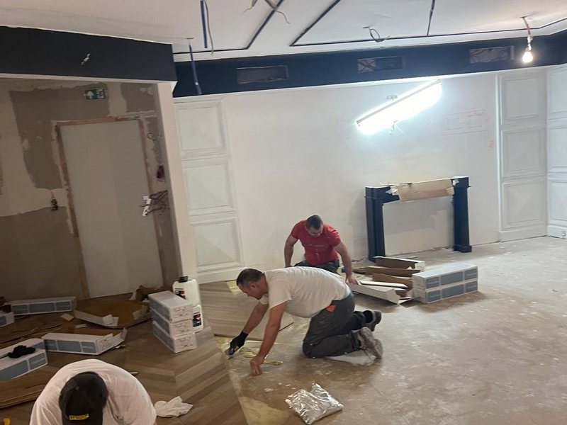 Pose de parquet lors d'une rénovation intérieure
